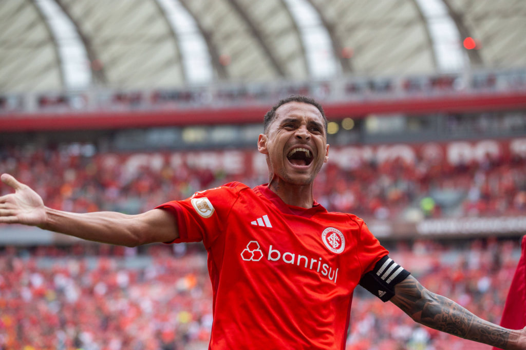 Alan Patrick, do Internacional, comemora um gol com a torcida do clube no Beira-Rio.