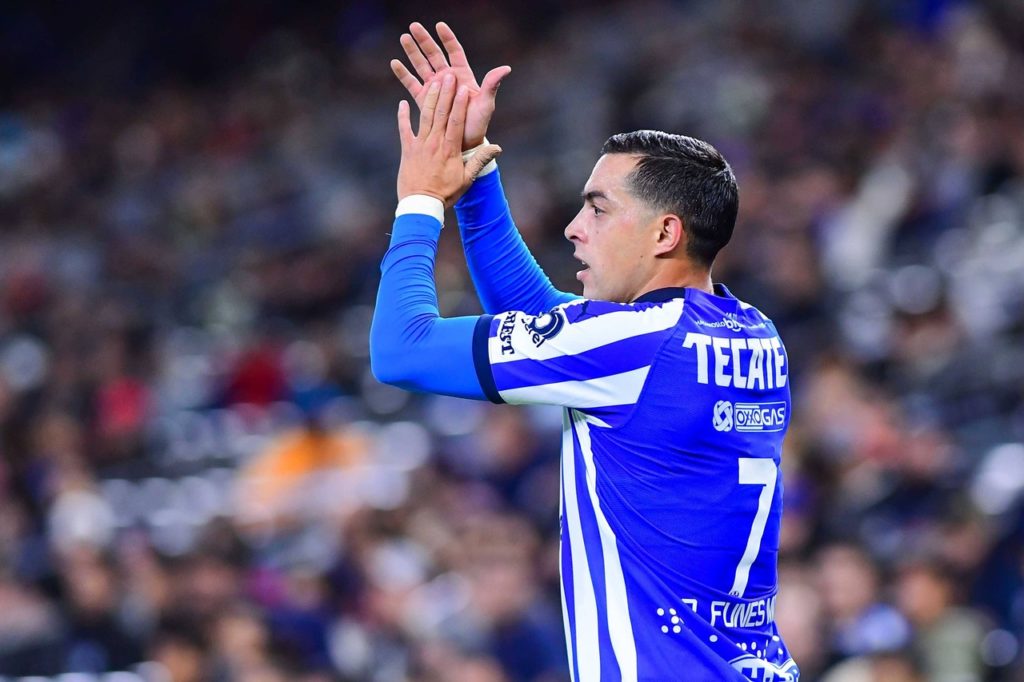 Funes Mori, do Monterrey, comemora um dos gols marcadores vestindo a camisa do clube.