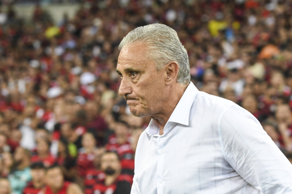 Tite, do Flamengo, lamenta uma chance perdida em um dos jogos do clube.