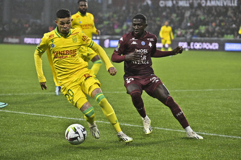 Adson, do Nantes, tenta tirar a marcação em um jogo da Ligue 1, na França.