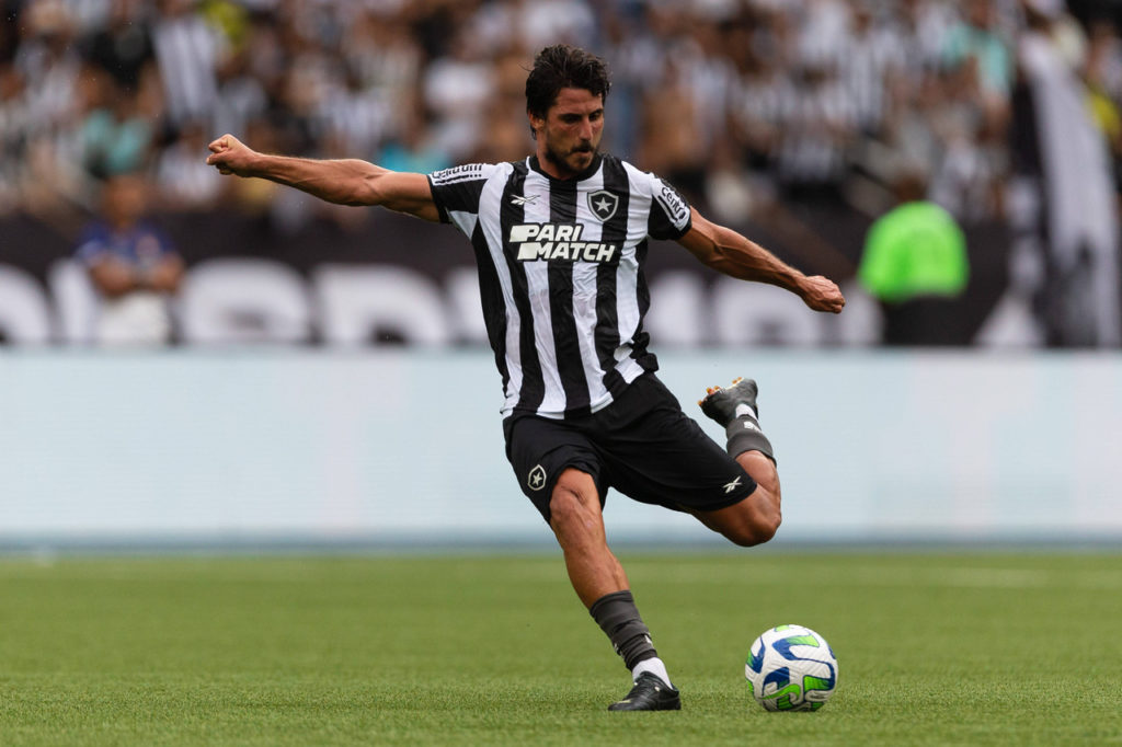 Gabriel Pires, meio-campista, tenta uma finalização com a camisa do Botafogo em um dos jogos do Campeonato Brasileiro de 2023.