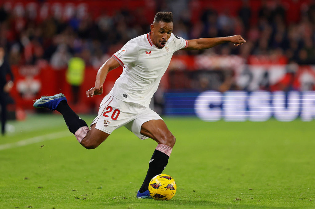 Fernando, do Sevilla, tenta um drible durante um jogo da equipe no futebol espanhol.