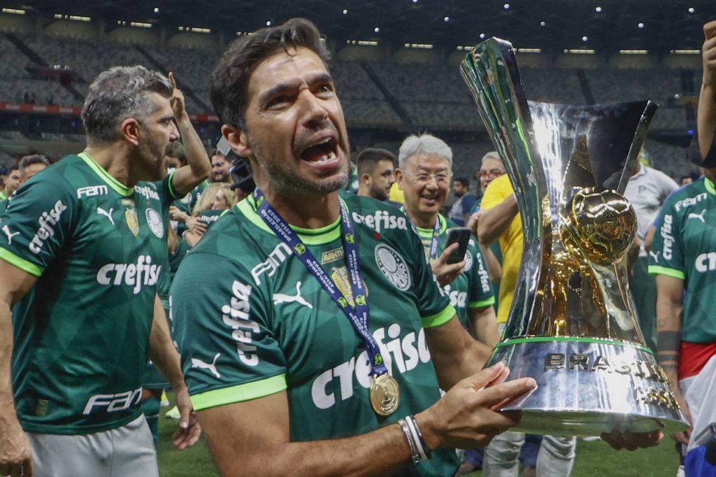 Abel Ferreira, do Palmeiras, ergue a taça de campeão brasileiro, no Mineirão, em Belo Horizonte.