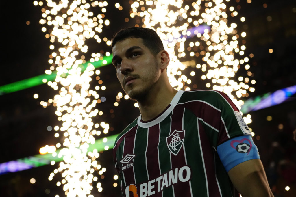 Nino, zagueiro do Fluminense, entra em campo para decidir o Mundial de Clubes contra o Manchester City.