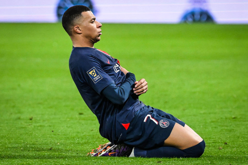 Mbappé, atacante do PSG, comemora um gol pelo time na decisão da Supercopa da França.