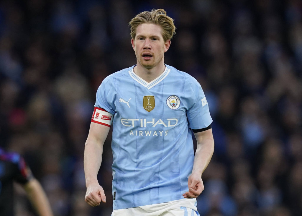 De Bruyne, do Manchester City, caminha em campo após uma partida de seu time pela Copa da Inglaterra.