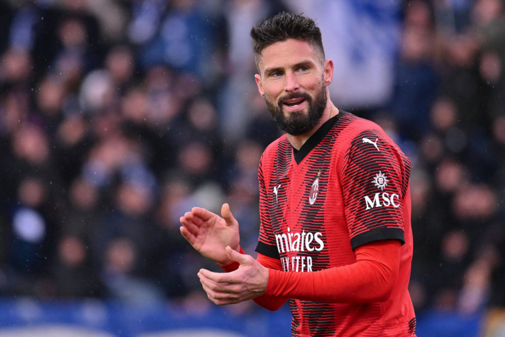 Giroud, do Milan, comemora o seu gol em um dos jogos da equipe na temporada italiana.