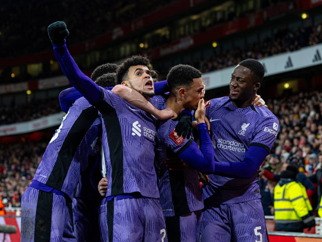 Luis Díaz, do Liverpool, comemorando um dos gols do time sobre o Arsenal na FA Cup.