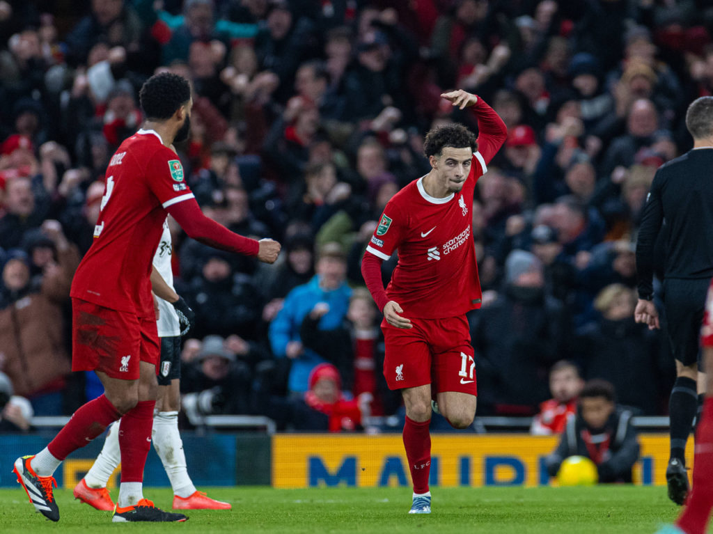 Curtis Jones, do Liverpool, comemora o primeiro gol do time sobre o Fulham, pela Copa da Liga Inglesa.