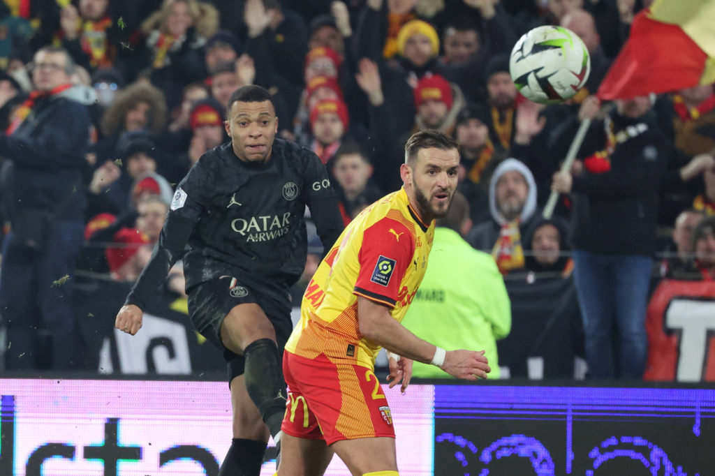 Mbappé, do PSG, disputa a bola em um jogo do Campeonato Francês.