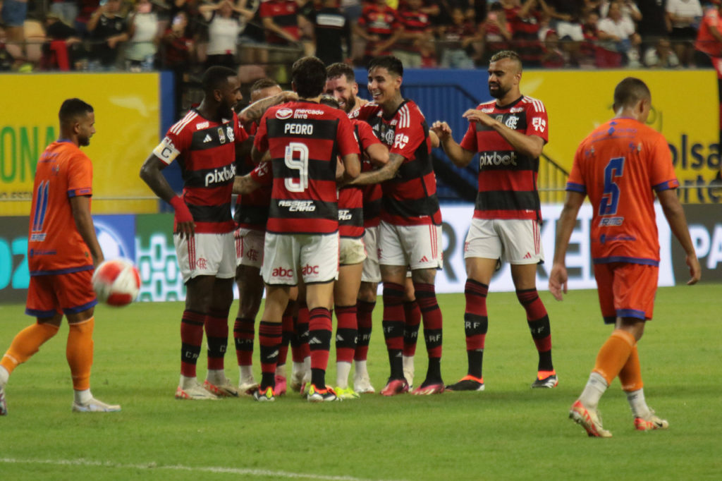 Equipe profissional do Flamengo comemora um os gols da vitória do time pelo Campeonato Carioca.