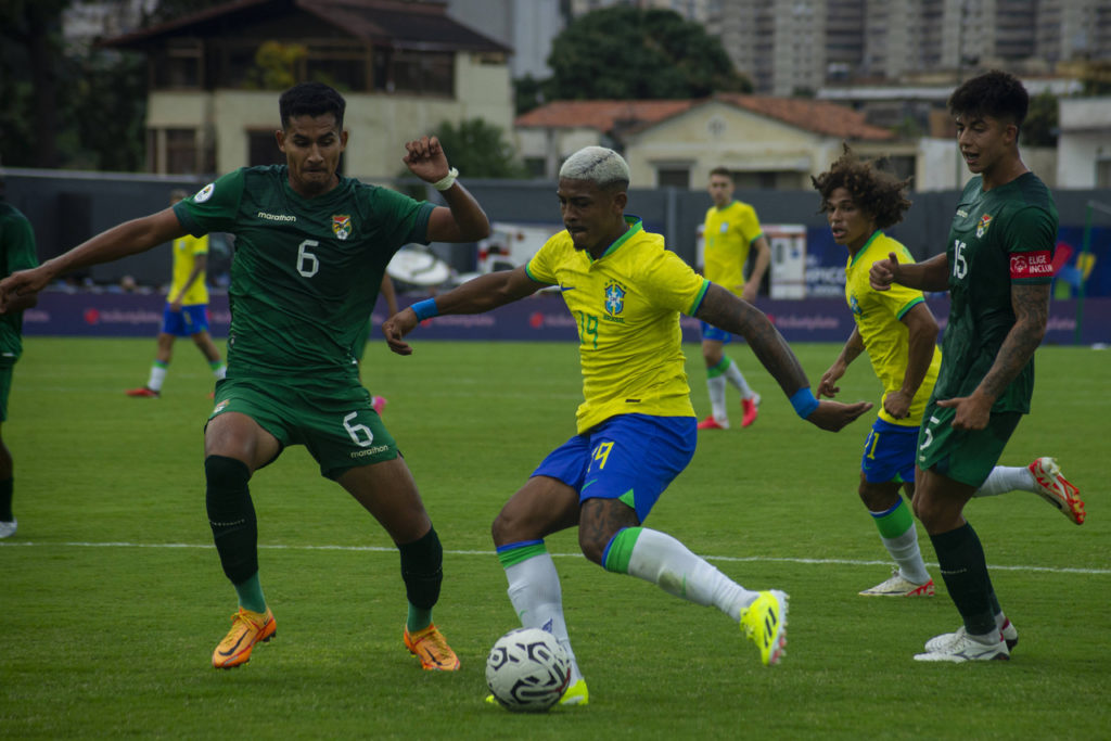 John Kennedy, do Brasil, prepara um chute ao gol da Colômbia no Pré-Olímpico de Caracas