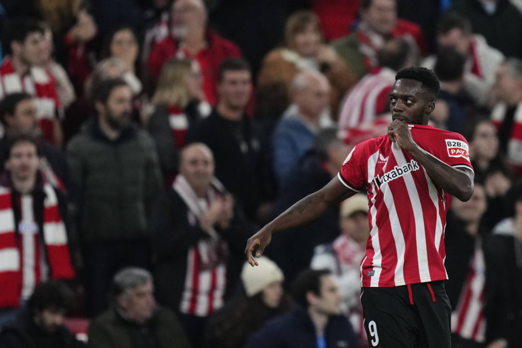 Iñaki Williams, do Athletic Bilbao, comemora um dos gols da partida contra o Barcelona.