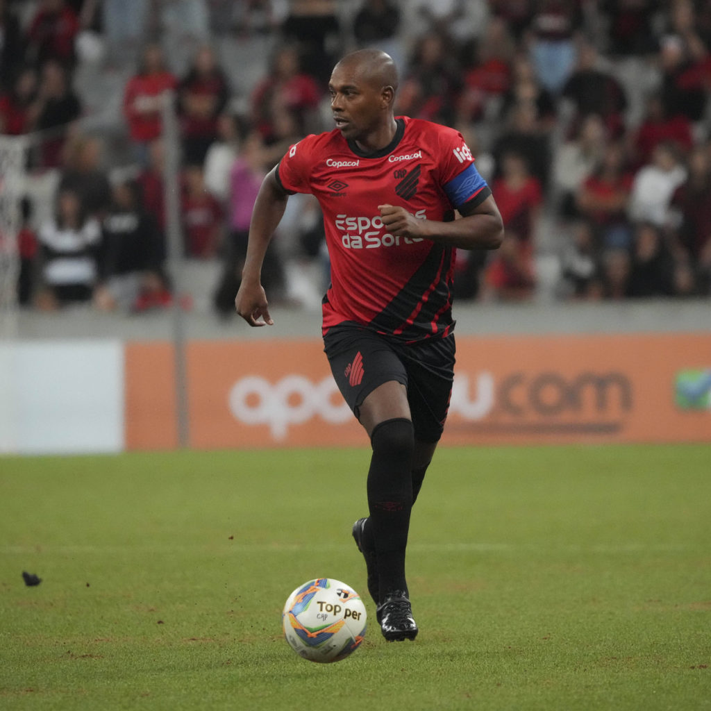 Fernandinho, do Athletico, conduz a bola em um dos jogos do time na temporada.