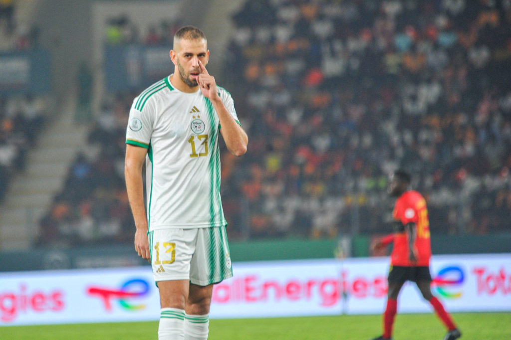 Slimani, da Argélia, com a camisa da seleção de seu país em um dos jogos da Copa Africana de Nações.