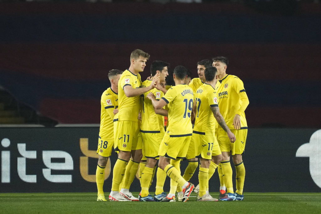 Jogadores do Villarreal abraçados depois de um gol da equipe pelo Campeonato Espanhol.