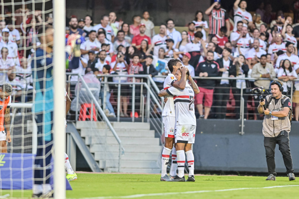 Luiz Gustavo, do São Paulo, abraça o companheiro após marcar um gol com a camisa do clube.