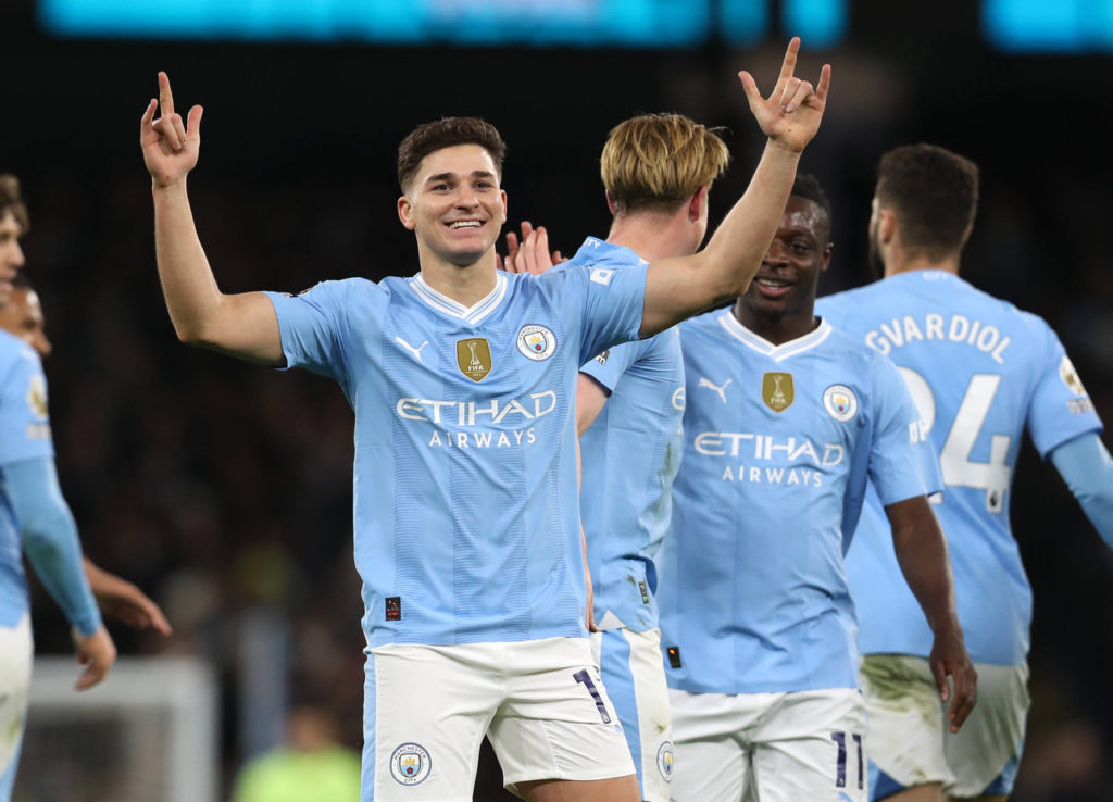 Julián Álvarez, do Manchester City, comemora um dos gols do time pela Premier League.