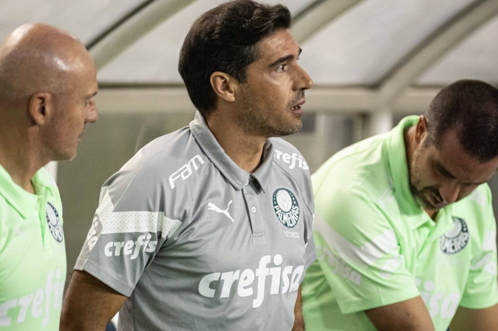 Técnico Abel Ferreira no banco de reservas do Palmeiras