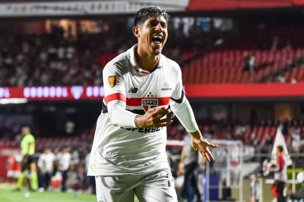 Zagueiro Alan Franco em jogo do São Paulo