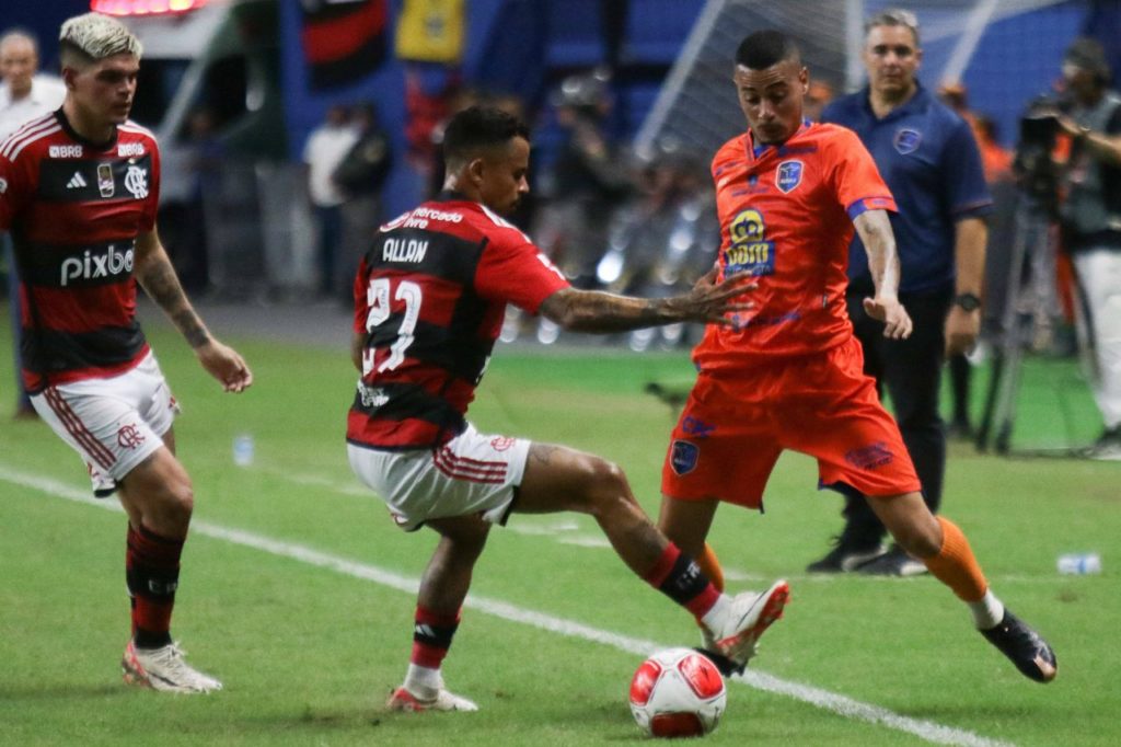 Volante Allan em ação pelo Flamengo no Carioca