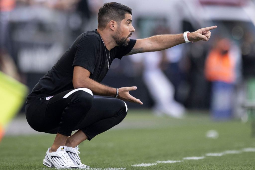 Treinador António Oliveira no comando do Corinthians no Paulistão