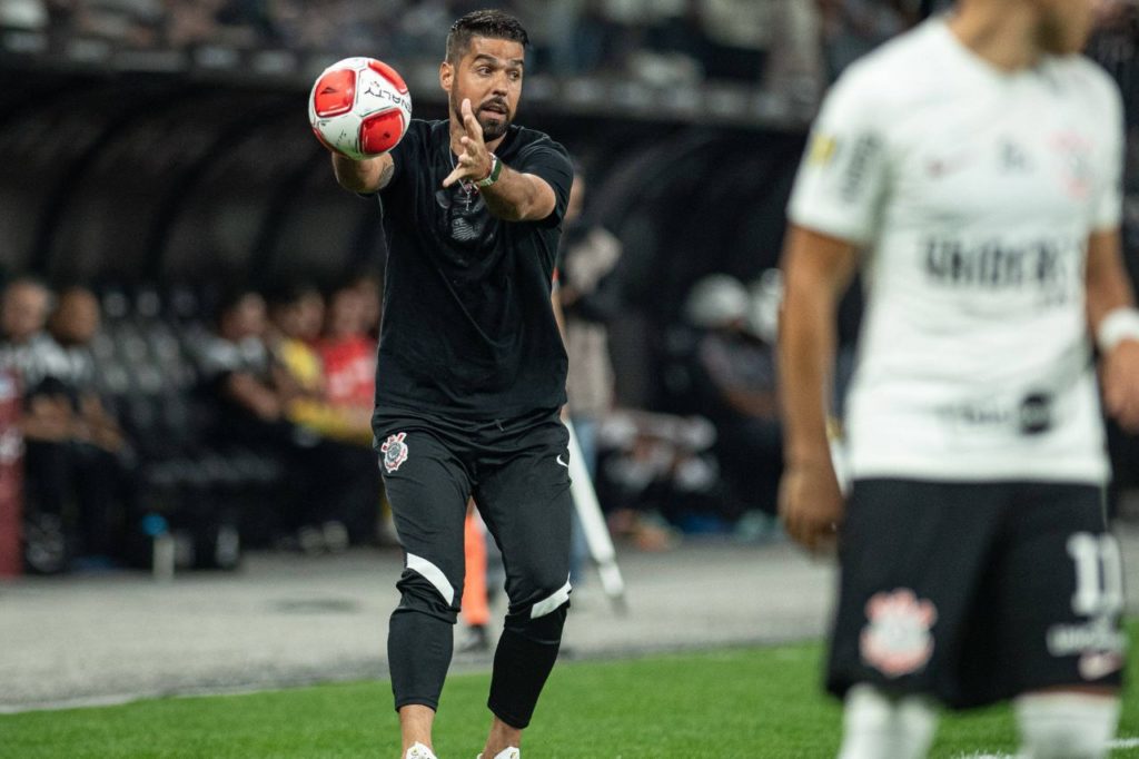 Treinador António Oliveira no comando do Corinthians em jogo do Paulistão