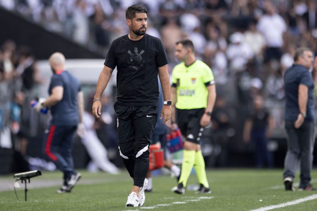 Técnico António Oliveira no comando do Corinthians em 2024