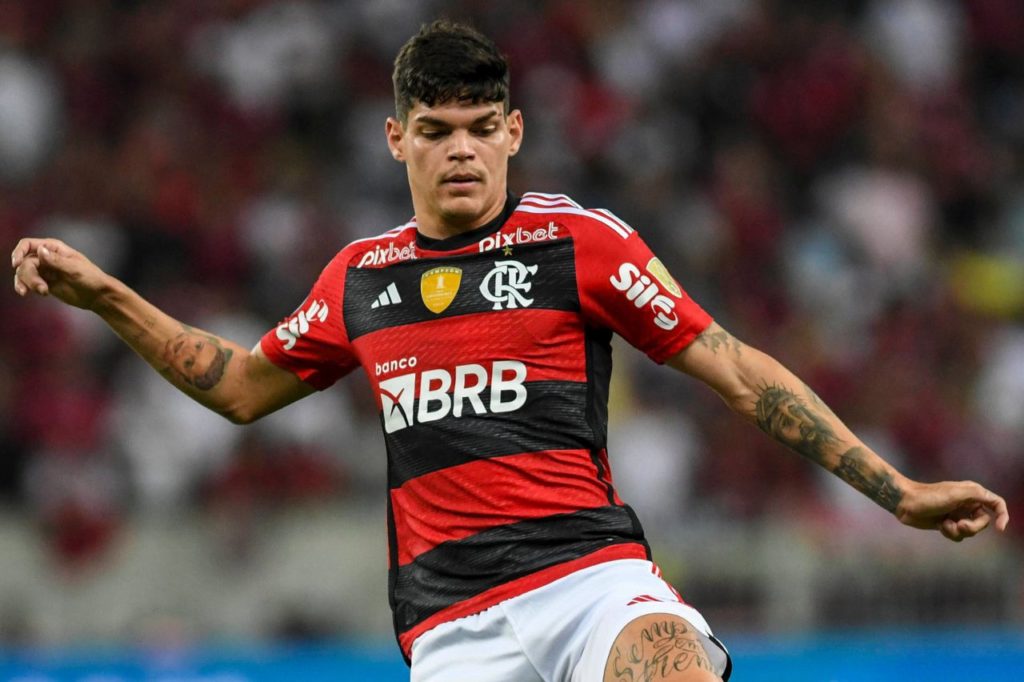 Lateral Ayrton Lucas em jogo do Flamengo