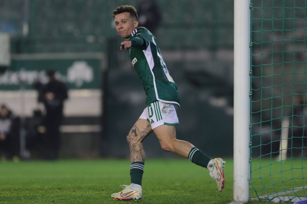 Atacante Bernard comemora gol pelo Panathinaikos, da Grécia