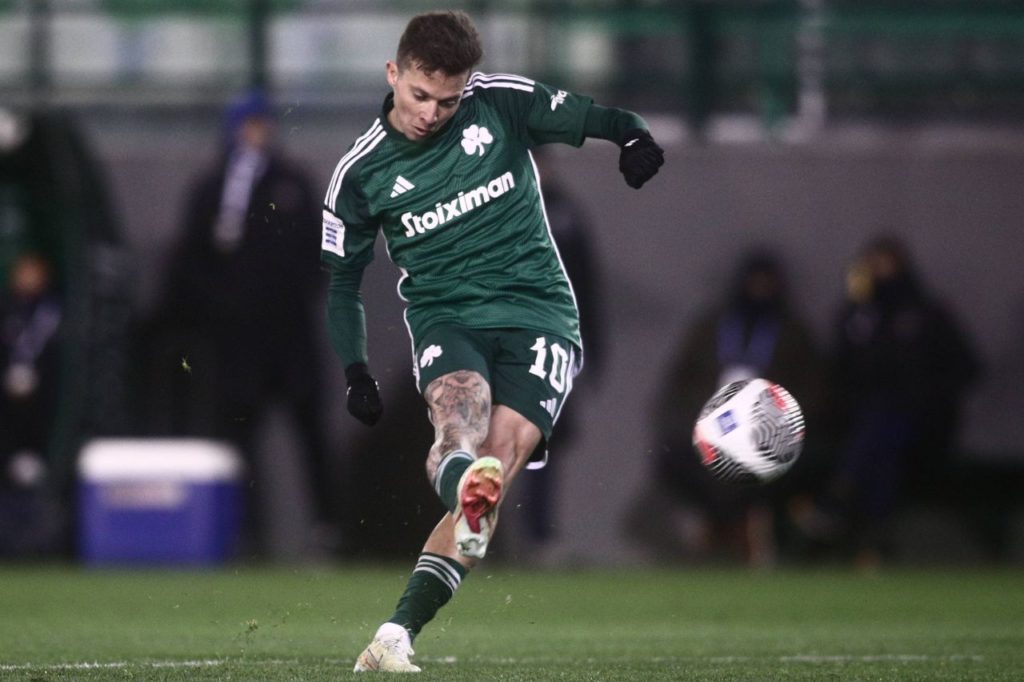 Atacante Bernard em jogo do Panathinaikos