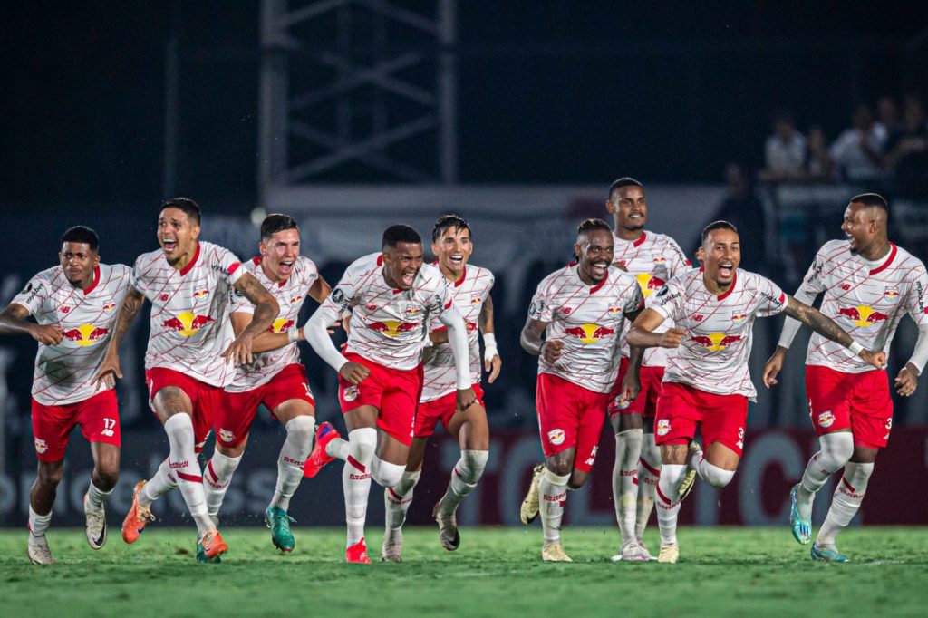 Jogadores do Bragantino comemorando a classificação para a próxima fase da Pré-Libertadores