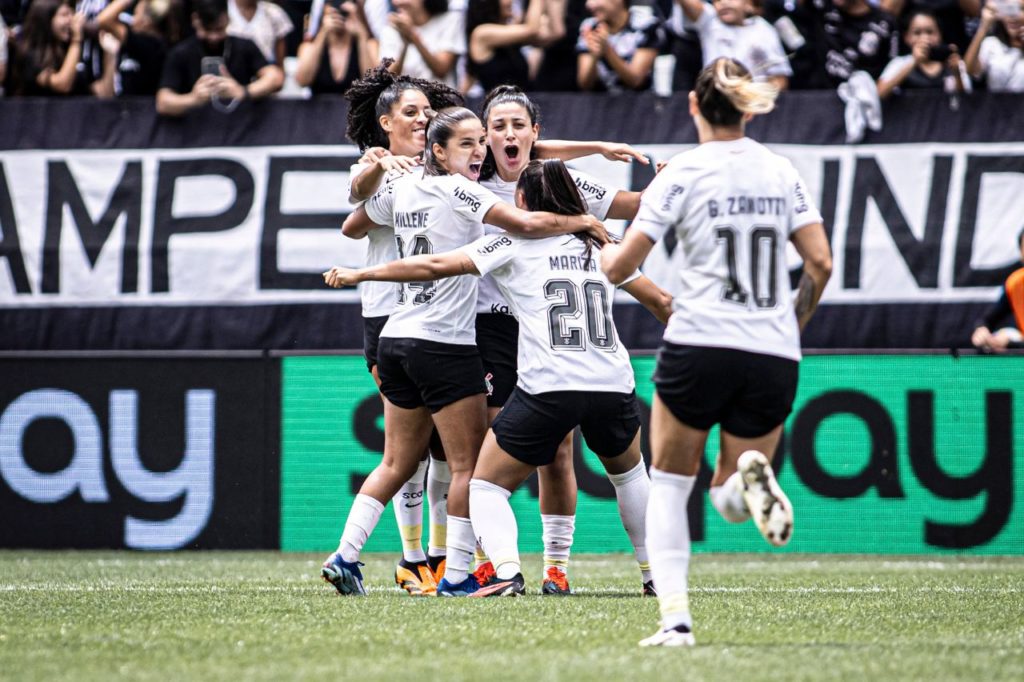 Duda comemora com as jogadores do Corinthians o gol da vitória sobre o Cruzeiro na final da Supercopa do Brasil feminina 2024