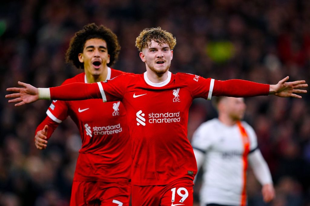 Elliott comemorando gol do Liverpool na vitória de virada em cima do Luton Town pela Premier League