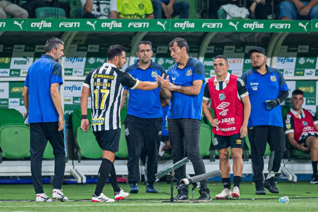 Meia Giuliano conversa com o técnico Fábio Carille em jogo do Santos