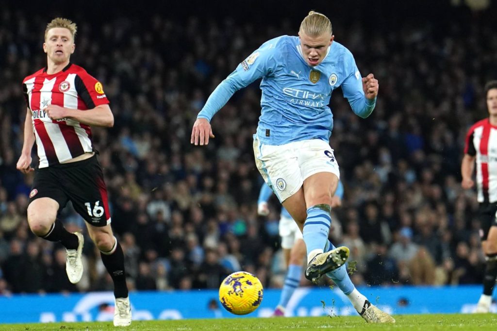 Haaland marcando o gol da vitória do Manchester City sobre o Brentford no Campeonato Inglês