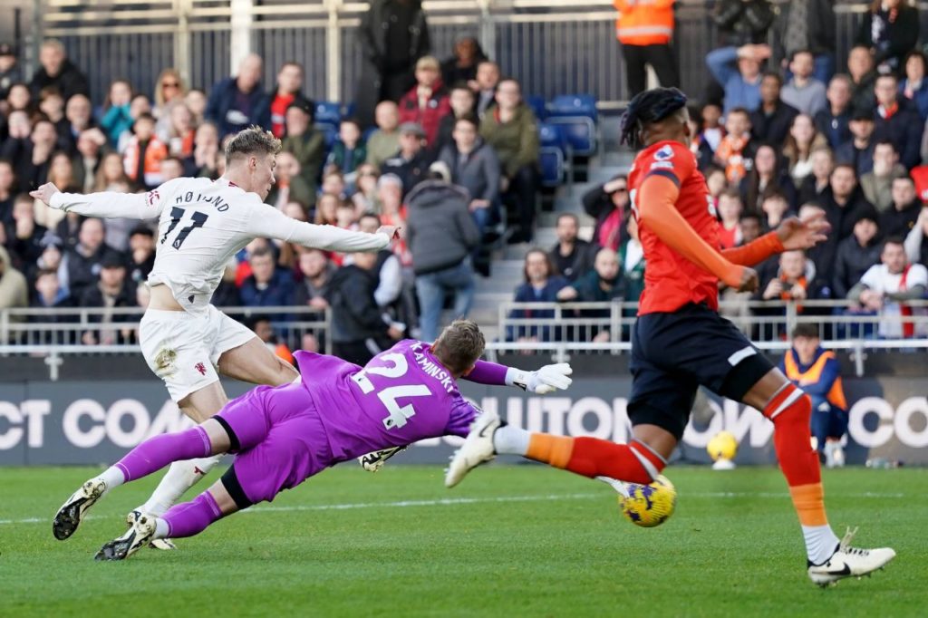 Hojlund fazendo gol na vitória do Manchester United sobre o Luton Town