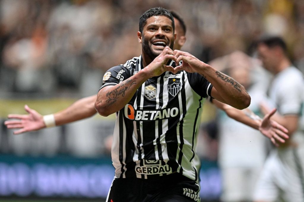 Centroavante Hulk comemorando gol pelo Atlético Mineiro