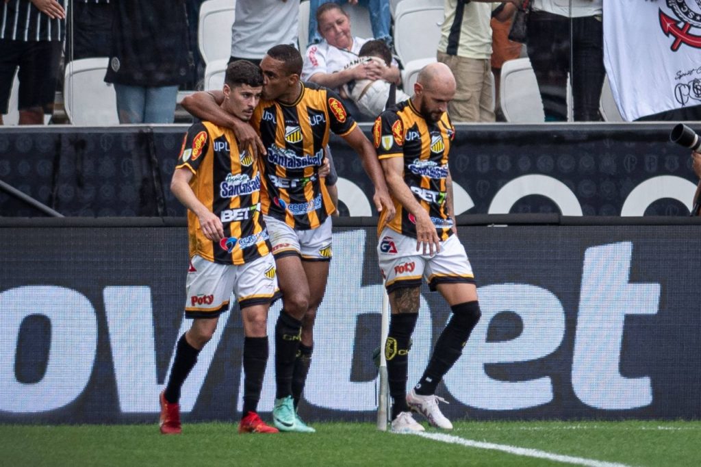 Jenison comemorando gol do Novorizontino na vitória sobre o Corinthians