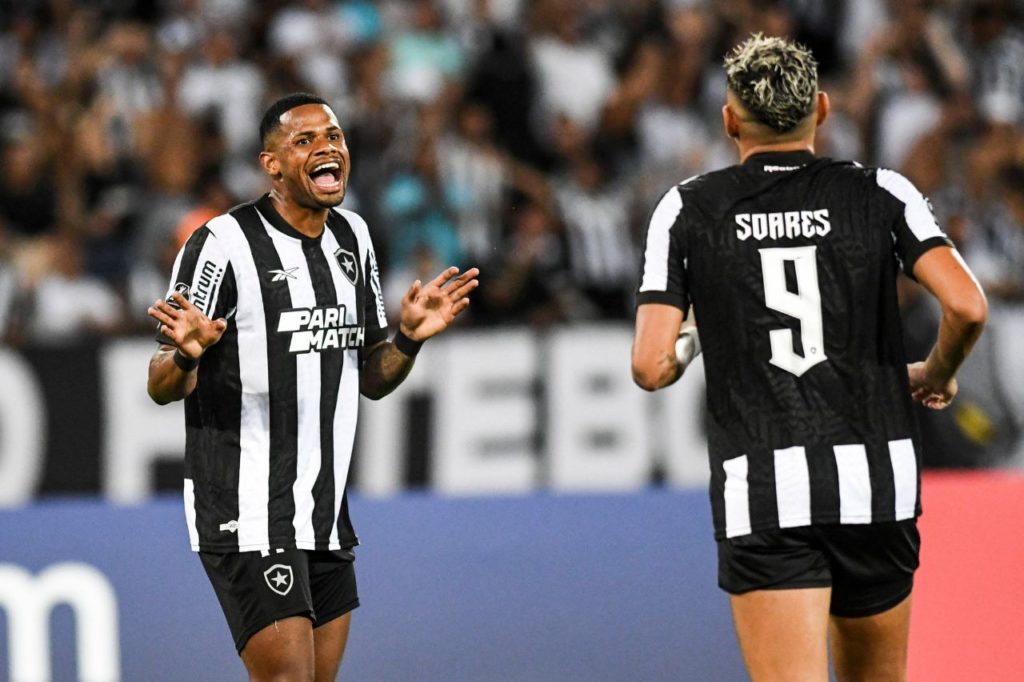 Júnior Santos e Tiquinho Soares na goleada do Botafogo sobre o Aurora pela segunda fase da Pré-Libertadores