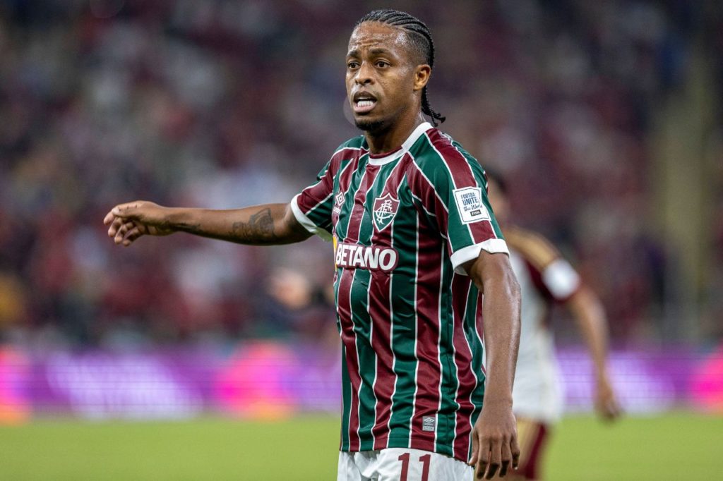 Atacante Keno jogando pelo Fluminense