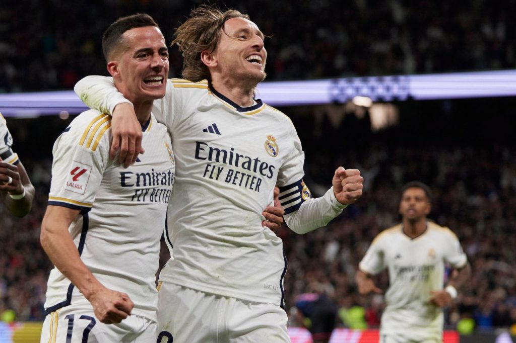 Modric comemorando o gol da vitória do Real Madrid no Santiago Bernabéu