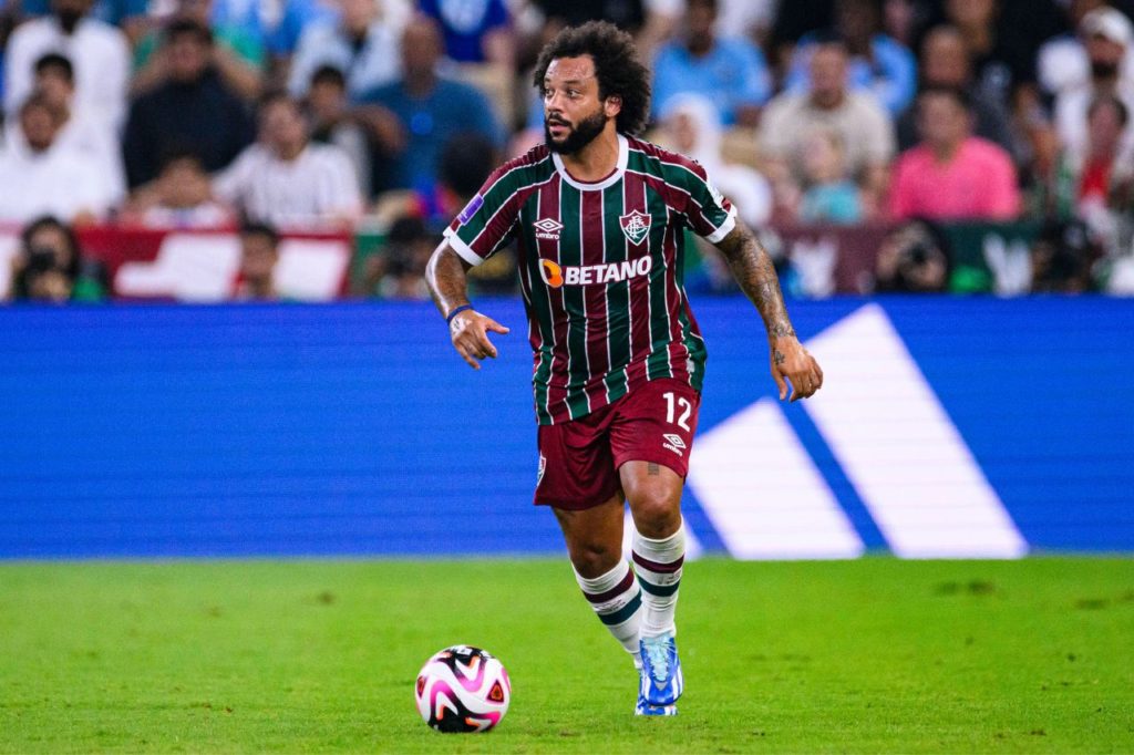 Lateral Marcelo em ação pelo Fluminense