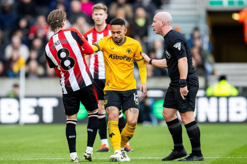 Matheus Cunha, do Wolverhampton, deixando o campo com lesão na coxa