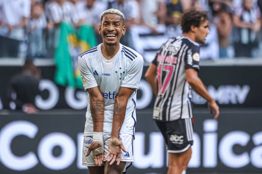 O meia Matheus Pereira no clássico entre Cruzeiro e Atlético