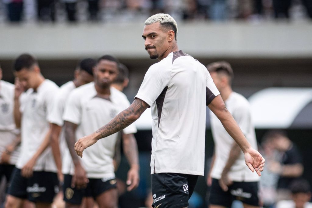 Lateral-direito Matheus França em treinamento do Corinthians