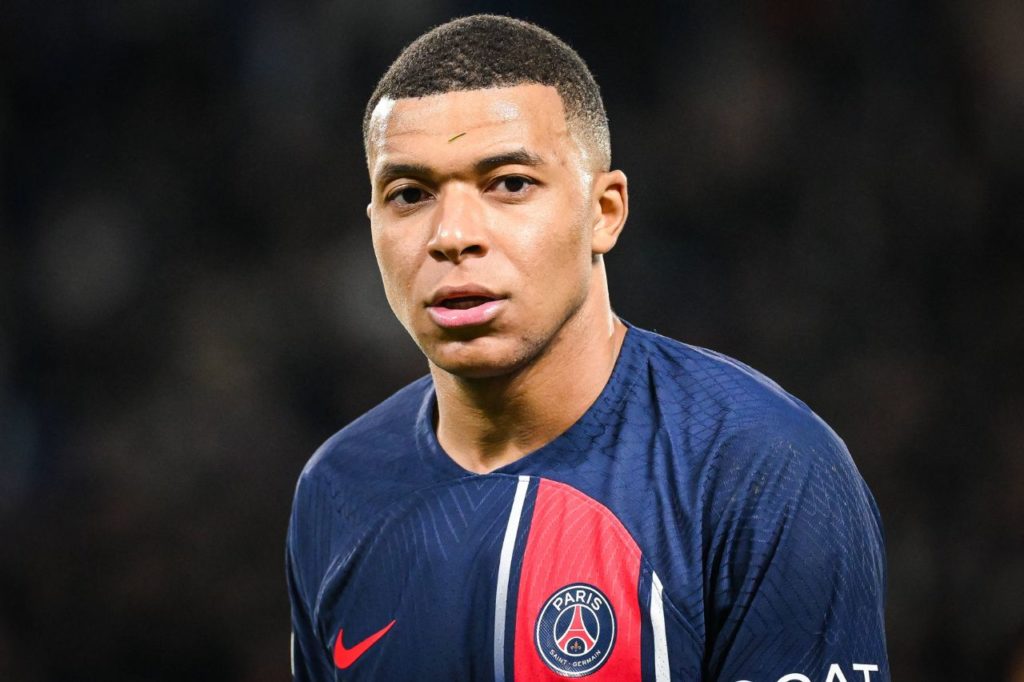 Atacante Mbappé em jogo do Paris Saint-Germain