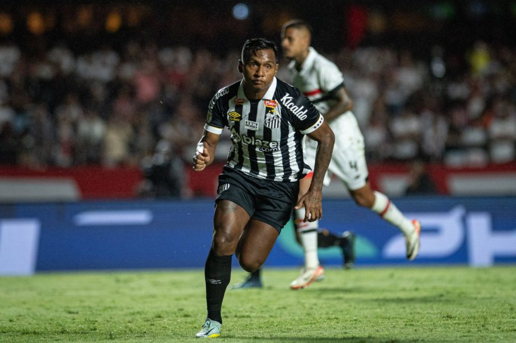 Morelos comemorando o gol do Santos na vitória em cima do São Paulo