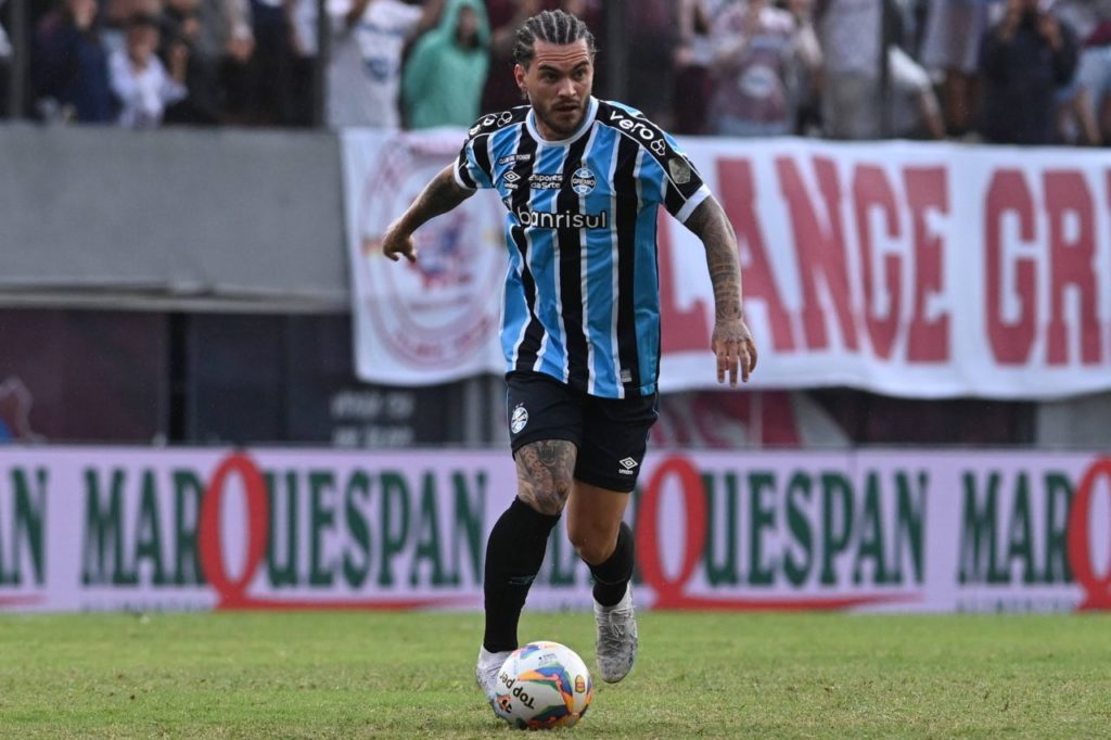 Meia Nathan em ação pelo Grêmio