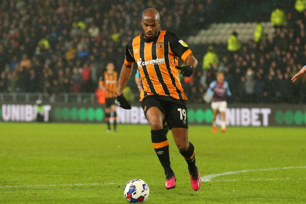 Atacante Oscar Estupiñan, que negocia com o Bahia, em ação pelo Hull City, da Inglaterra